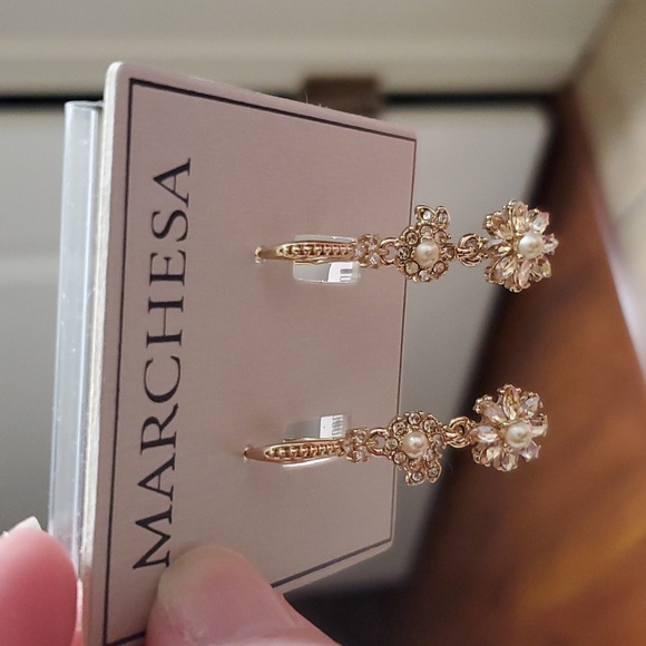 ☆NWT☆ Marchesa gold and rhinestone drop earrings - Picture 4 of 7